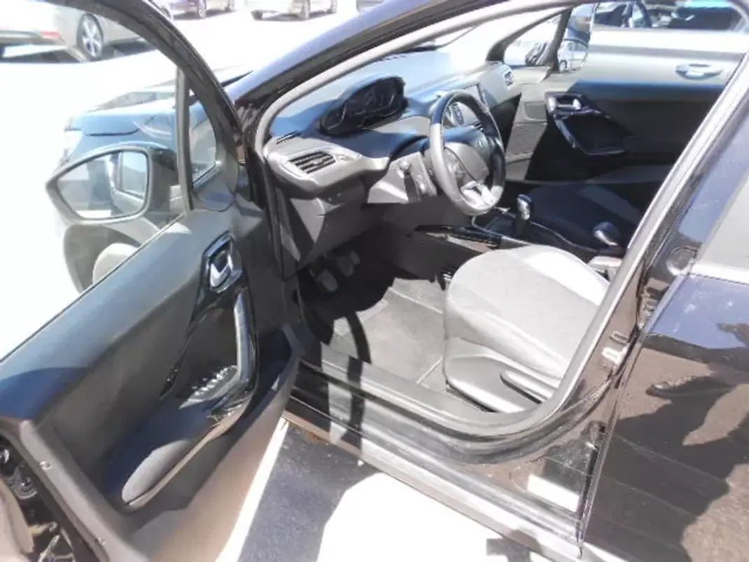Peugeot 2008 2019 - 14500 EUR, 138497 km - AUTO.MOTO.pt - 138497km - foto 9 de 11