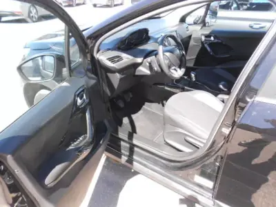 Peugeot 2008 2019 - 14500 EUR, 138497 km - AUTO.MOTO.pt - 138497km - foto 9 de 11