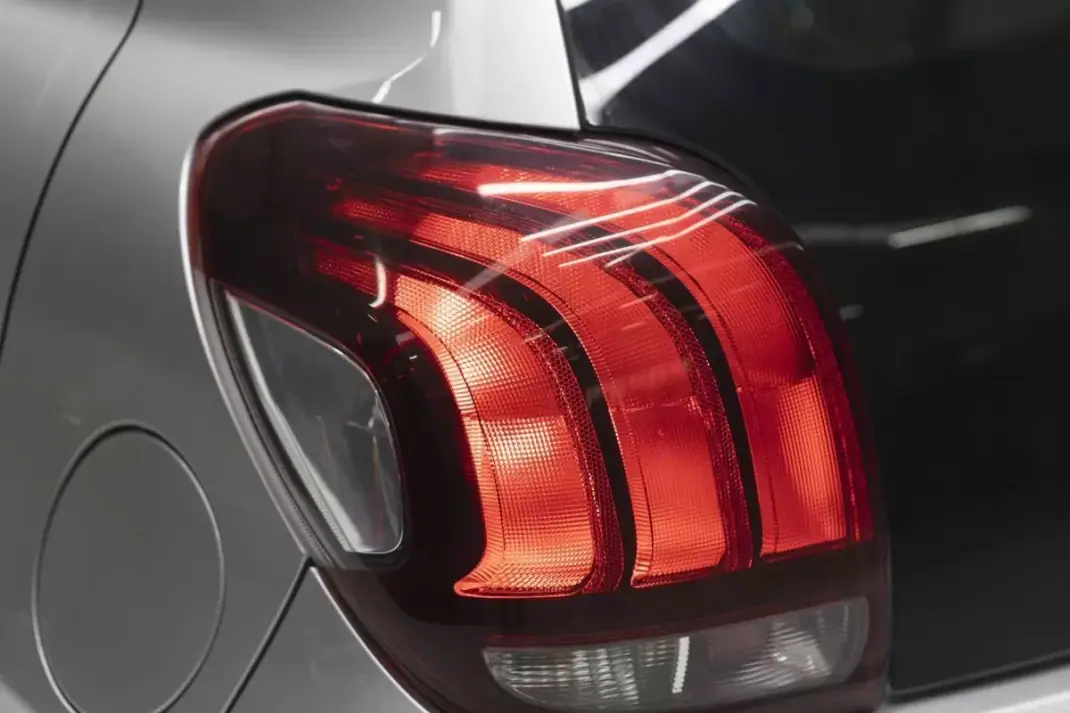 Peugeot 108 2017 - 9500 EUR, 49390 km - AUTO.MOTO.pt - 49390km - foto 32 de 45