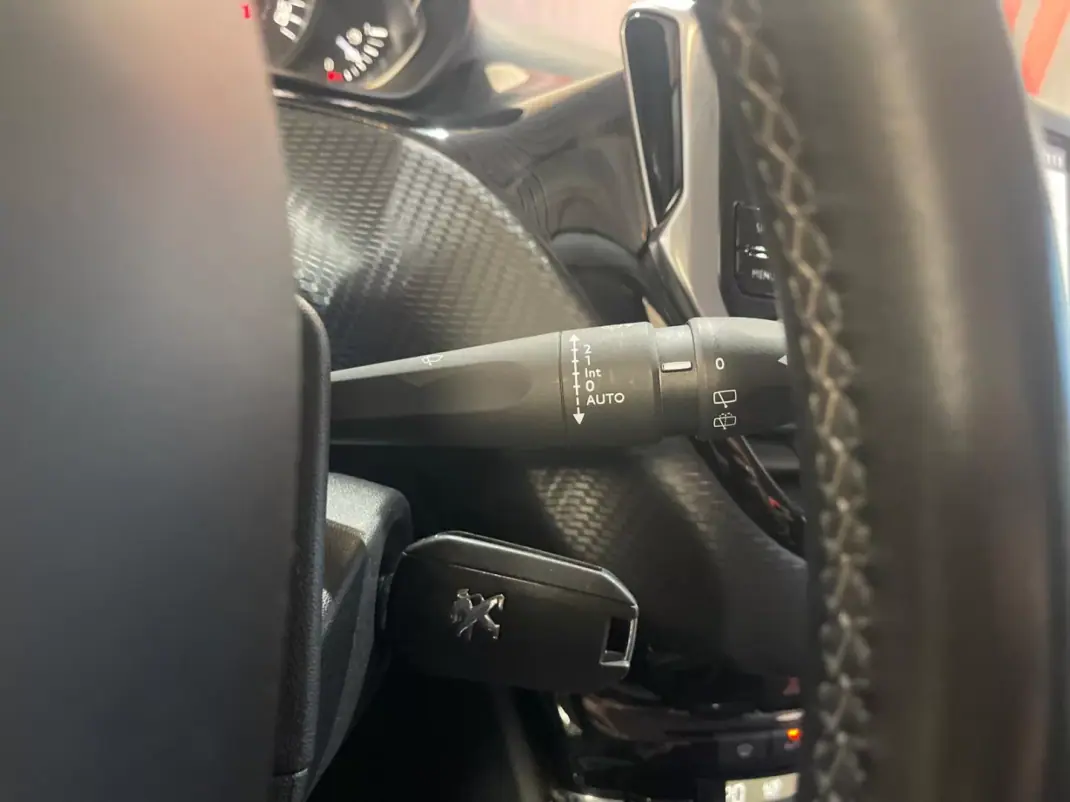 Peugeot 208 2018 - 8899 EUR, 106000 km - AUTO.MOTO.pt - 106000km - foto 40 de 42