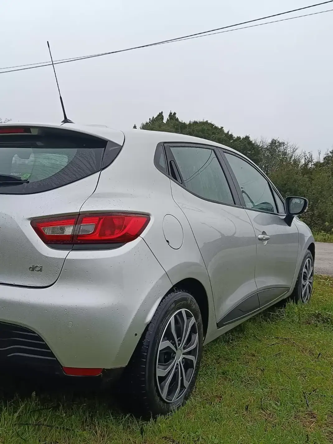 Renault Clio 2013 - 6950 EUR, 235000 km - AUTO.MOTO.pt - 235000km - foto 4 de 5