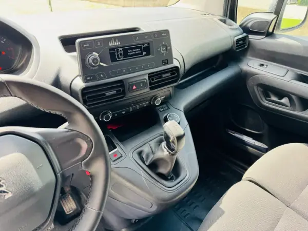 Peugeot FlexCab BlueHDi 100 L2 EHZ S&S Pro 2019 - 15000 EUR, 149000 km - AUTO.MOTO.pt - 149000km - foto 11 de 17