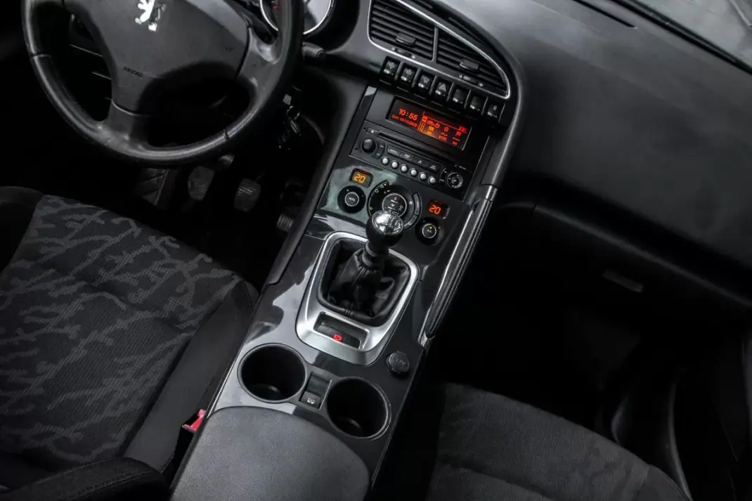 Peugeot 3008 2010 - 7490 EUR, 200623 km - AUTO.MOTO.pt - 200623km - foto 33 de 36