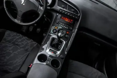 Peugeot 3008 2010 - 7490 EUR, 200623 km - AUTO.MOTO.pt - 200623km - foto 33 de 36