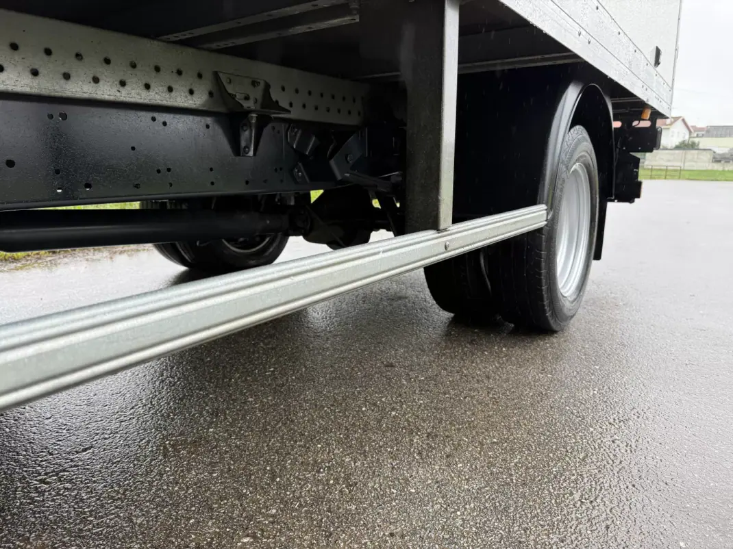 Iveco DAILY 35-140 CONTENTOR E PLATAFORMA 2020 - 28490 EUR, 91000 km - AUTO.MOTO.pt - 91000km - foto 32 de 34