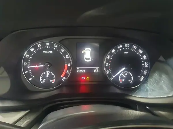 Skoda Octavia Break 2023 - 15999 EUR, 212121 km - AUTO.MOTO.pt - 212121km - foto 13 de 14