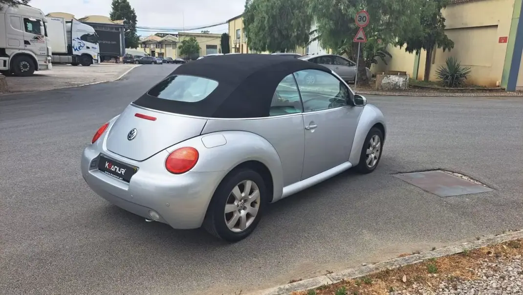 Volkswagen New Beetle Cabriolet 2004 - 9890 EUR, 127830 km - AUTO.MOTO.pt - 127830km - foto 22 de 48