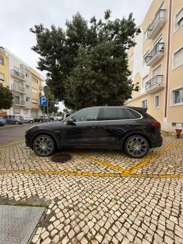 Porsche Cayenne 2011 - 39500 EUR, 162000 km - AUTO.MOTO.pt - 162000km - foto 9 de 18