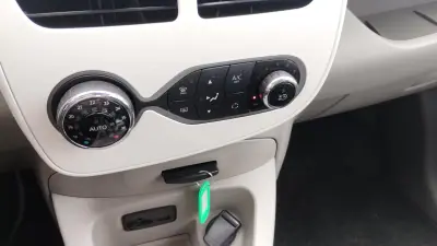 Renault Zoe 2019 - 12500 EUR, 70000 km - AUTO.MOTO.pt - 70000km - foto 26 de 28