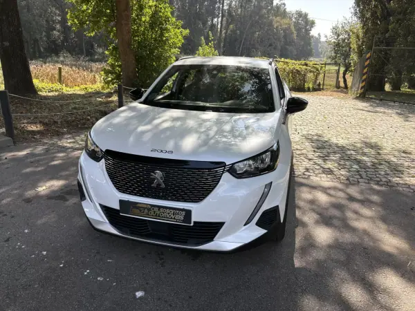 Peugeot 2008 1.2 PureTech Allure 2023 Gasolina — 56 321 km · Ilha de São Miguel Peugeot 2008 2023