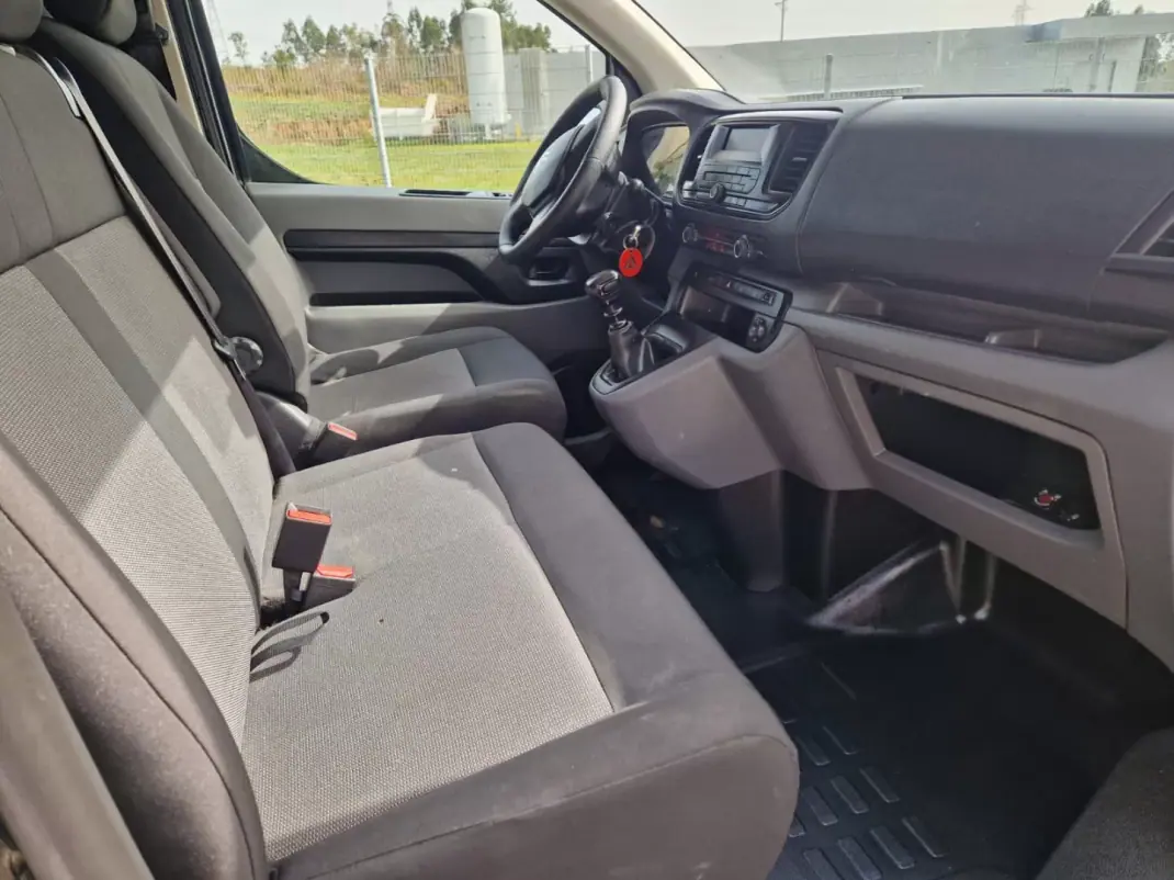 Citroën Jumpy 2017 - 13750 EUR, 245000 km - AUTO.MOTO.pt - 245000km - foto 8 de 10