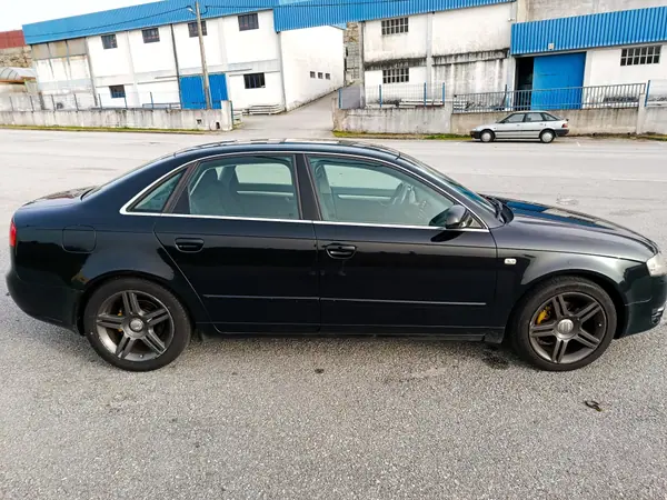 Audi A4 2006 - 4200 EUR, 329000 km - AUTO.MOTO.pt - 329000km - foto 9 de 19