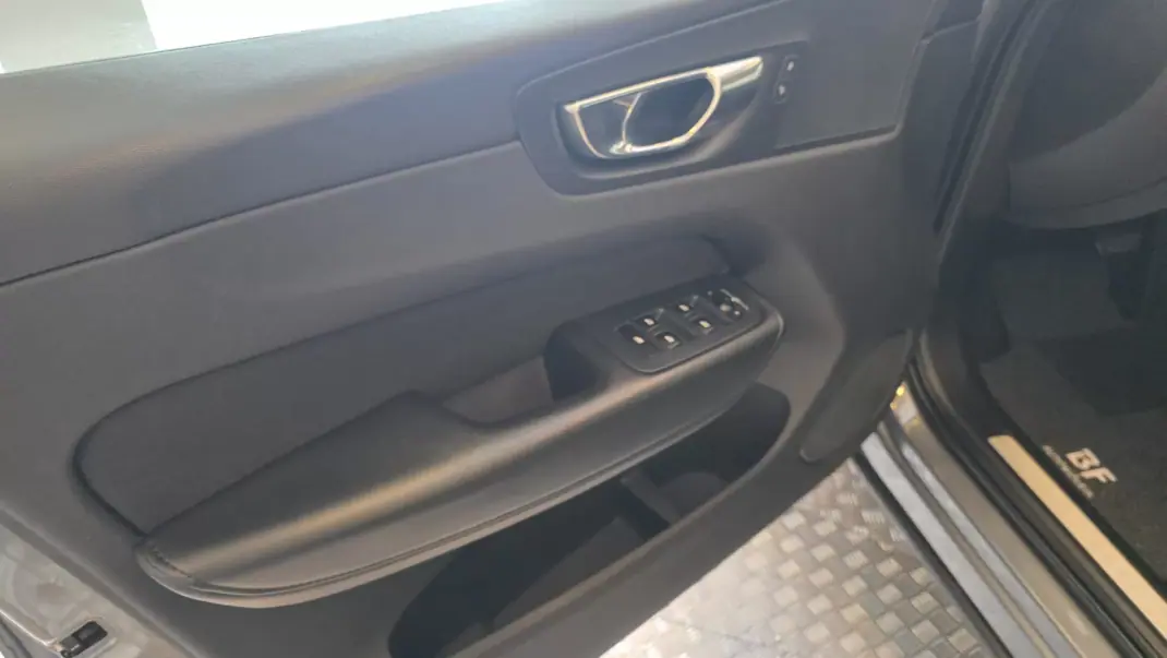 Volvo XC 60 2018 - 23500 EUR, 242396 km - AUTO.MOTO.pt - 242396km - foto 37 de 55