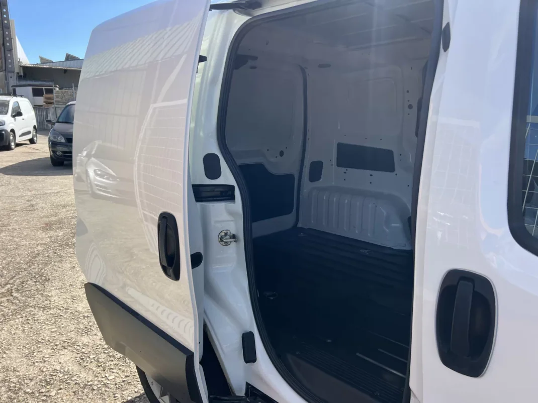 Fiat Fiorino 1.3 M-Jet Adventure 2020 - 9990 EUR, 159960 km - AUTO.MOTO.pt - 159960km - foto 18 de 20