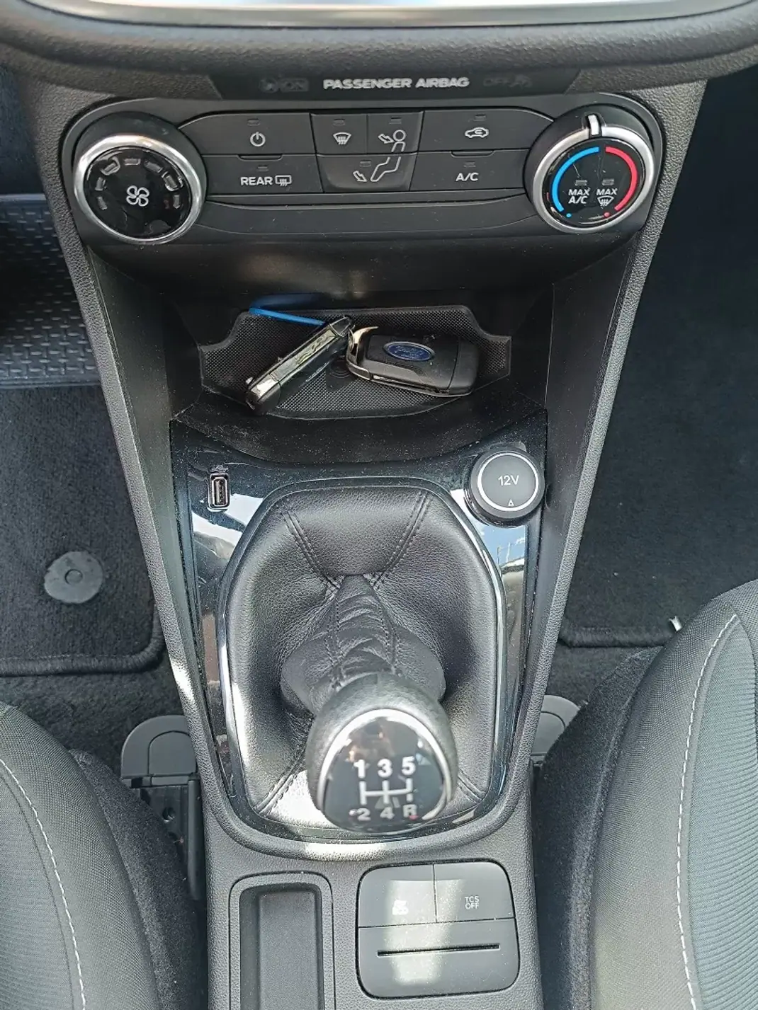 Ford Fiesta 2018 - 9900 EUR, 149596 km - AUTO.MOTO.pt - 149596km - foto 27 de 28