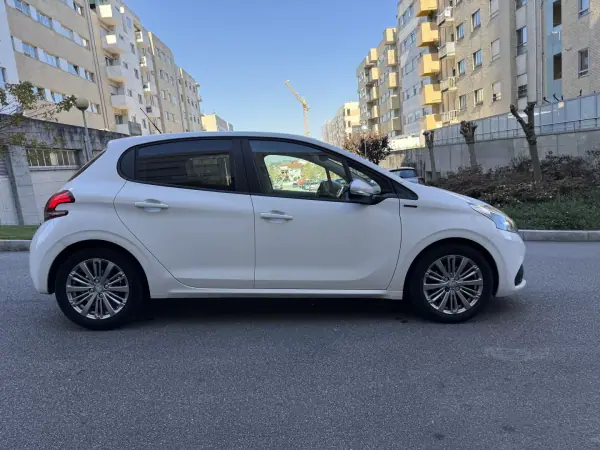 Peugeot 208 2018 - 9450 EUR, 128000 km - AUTO.MOTO.pt - 128000km - foto 4 de 14