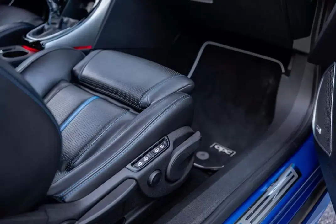 Opel Astra GTC 2013 - 23500 EUR, 109000 km - AUTO.MOTO.pt - 109000km - foto 37 de 47