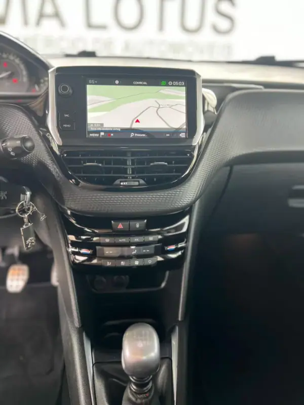 Peugeot 208 2018 - 13500 EUR, 41987 km - AUTO.MOTO.pt - 41987km - foto 14 de 18