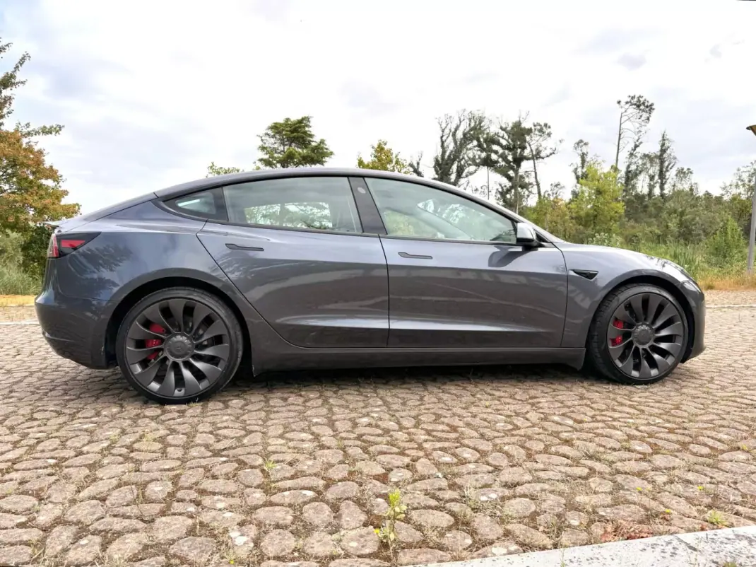 Tesla Model 3 2021 - 29900 EUR, 128000 km - 128000km - foto 22 de 26