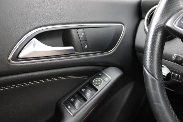 Mercedes-Benz CLA 180 2016 - 15990 EUR, 215975 km - AUTO.MOTO.pt - 215975km - foto 13 de 18
