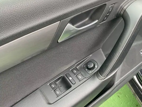 Volkswagen Passat Variant 2014 - 14500 EUR, 144381 km - AUTO.MOTO.pt - 144381km - foto 6 de 15