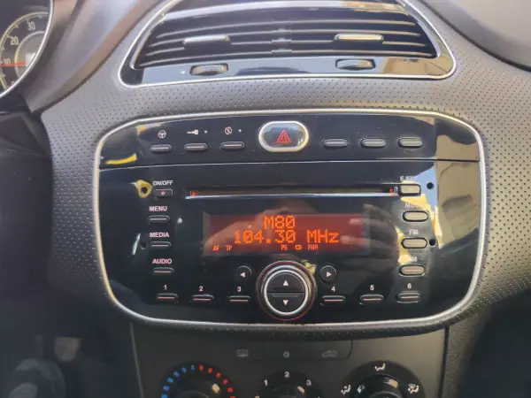 Fiat Punto Evo 2011 - 5780 EUR, 148000 km - AUTO.MOTO.pt - 148000km - foto 34 de 38