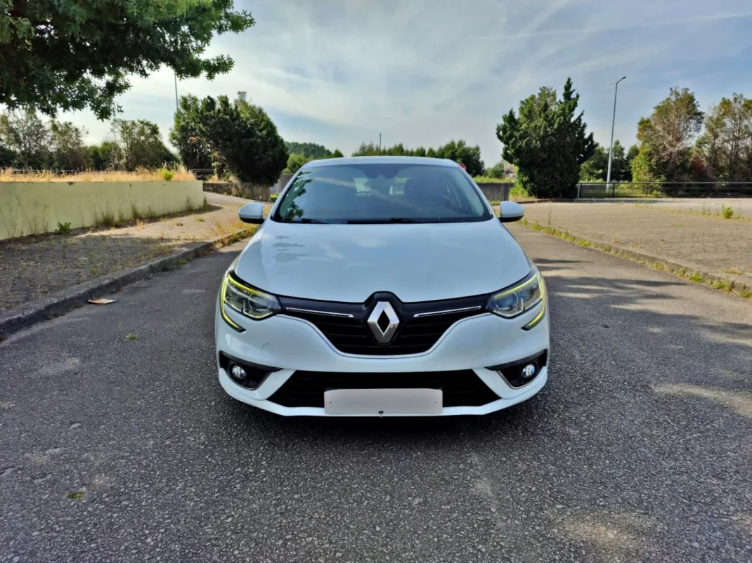 Renault Mégane 2016 - 11000 EUR, 136472 km - AUTO.MOTO.pt - 136472km - foto 2 de 15