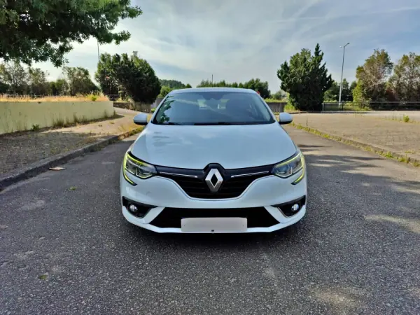 Renault Mégane 2016 - 10500 EUR, 136472 km - AUTO.MOTO.pt - 136472km - foto 2 de 15