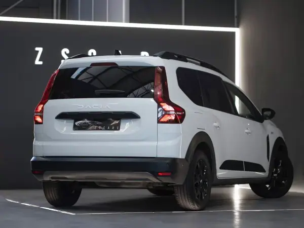 Dacia Jogger 2023 - 12490 EUR, 190000 km - AUTO.MOTO.pt - 190000km - foto 6 de 22