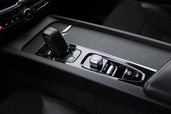 Volvo XC 60 2021 - 31900 EUR, 121360 km - AUTO.MOTO.pt - 121360km - foto 11 de 22