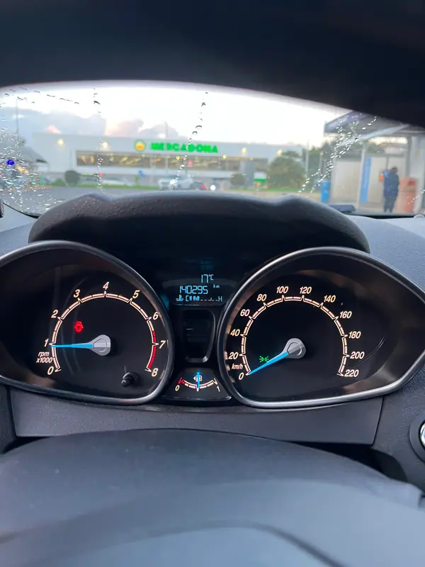 Ford Fiesta 2015 - 6000 EUR, 140000 km - AUTO.MOTO.pt - 140000km - foto 5 de 7