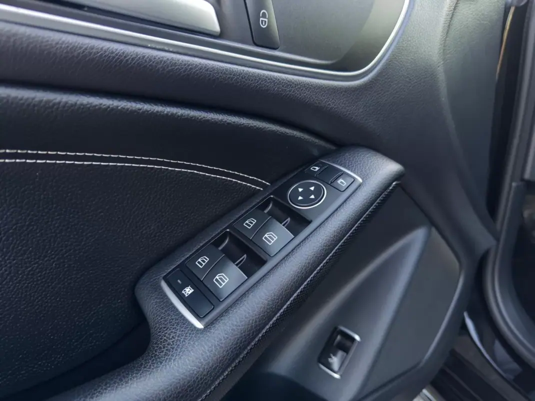 Mercedes-Benz CLA 180 2014 - 16990 EUR, 145000 km - AUTO.MOTO.pt - 145000km - foto 14 de 32