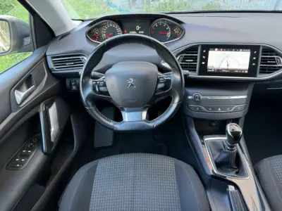 Peugeot 308 SW 2019 - 13000 EUR, 76390 km - AUTO.MOTO.pt - 76390km - foto 8 de 22