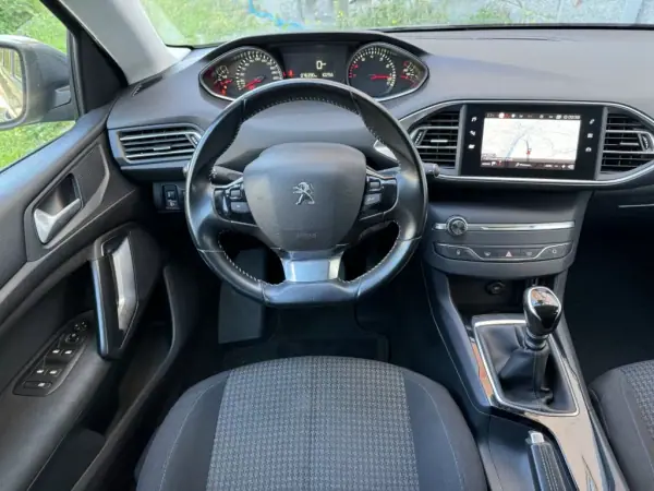 Peugeot 308 SW 2019 - 13000 EUR, 76390 km - AUTO.MOTO.pt - 76390km - foto 8 de 22