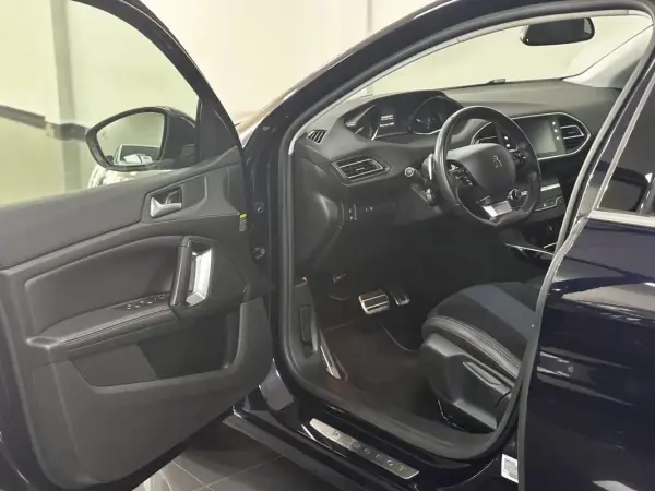 Peugeot 308 2019 - 14500 EUR, 50000 km - AUTO.MOTO.pt - 50000km - foto 12 de 51