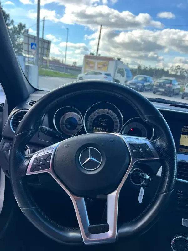 Mercedes-Benz C 220 2011 - 14000 EUR, 381206 km - AUTO.MOTO.pt - 381206km - foto 8 de 18
