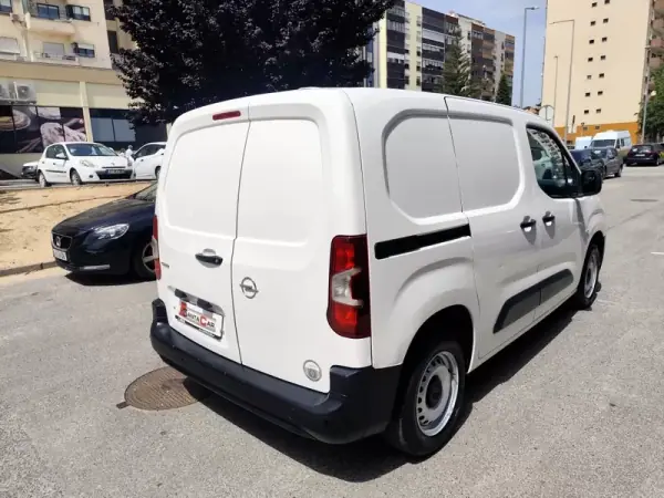 Opel COMBO 2019 - 11980 EUR, 162000 km - AUTO.MOTO.pt - 162000km - foto 17 de 21