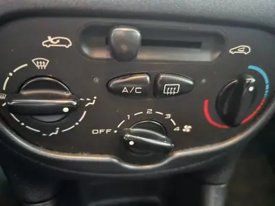 Peugeot 206 2004 - 1800 EUR, 276500 km - AUTO.MOTO.pt - 276500km - foto 16 de 18