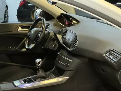 Peugeot 308 SW 2015 - 12990 EUR, 115000 km - AUTO.MOTO.pt - 115000km - foto 7 de 28