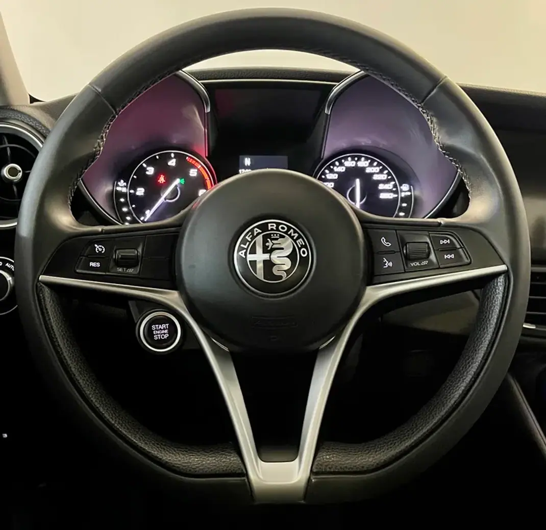 Alfa Romeo Giulia 2016 - 18500 EUR, 153000 km - AUTO.MOTO.pt - 153000km - foto 17 de 35