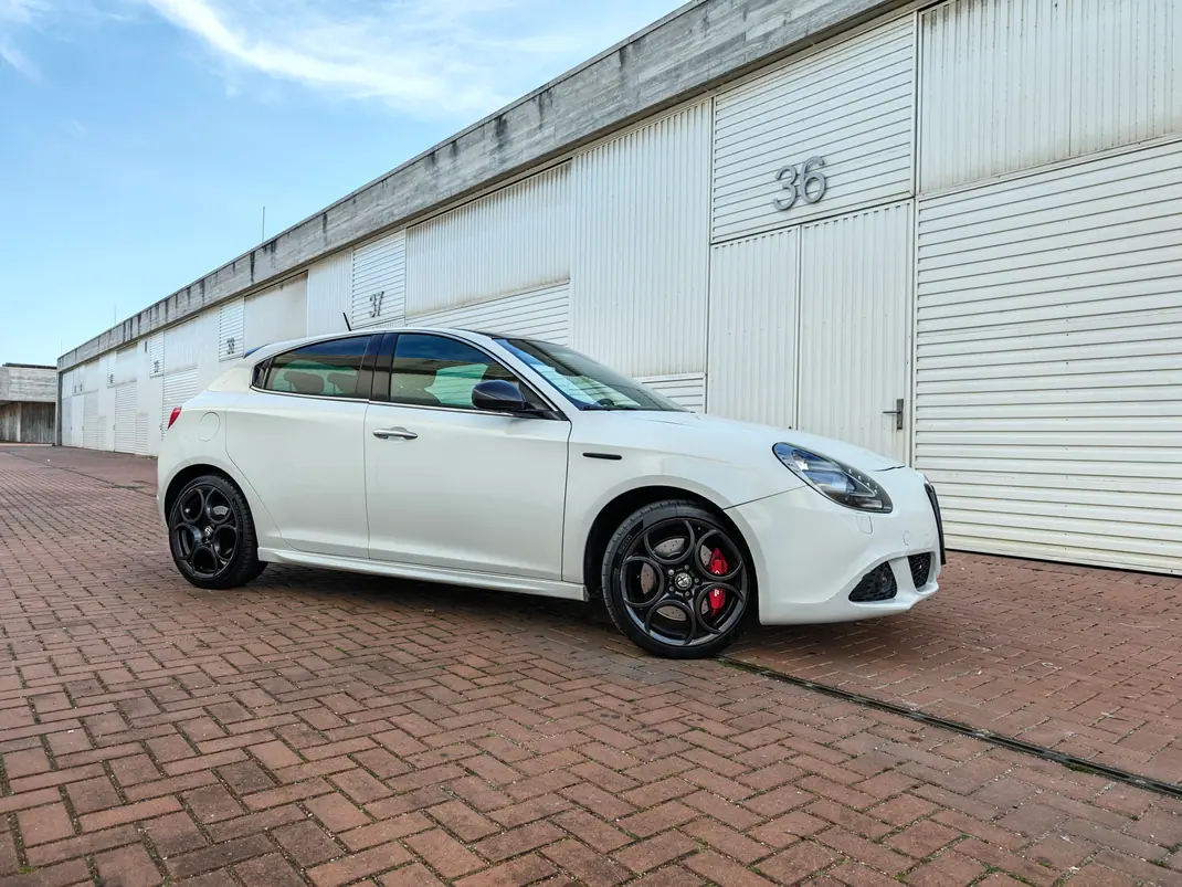 Alfa Romeo Giulietta 2011 - 8990 EUR, 212567 km - AUTO.MOTO.pt - 212567km - foto 5 de 13