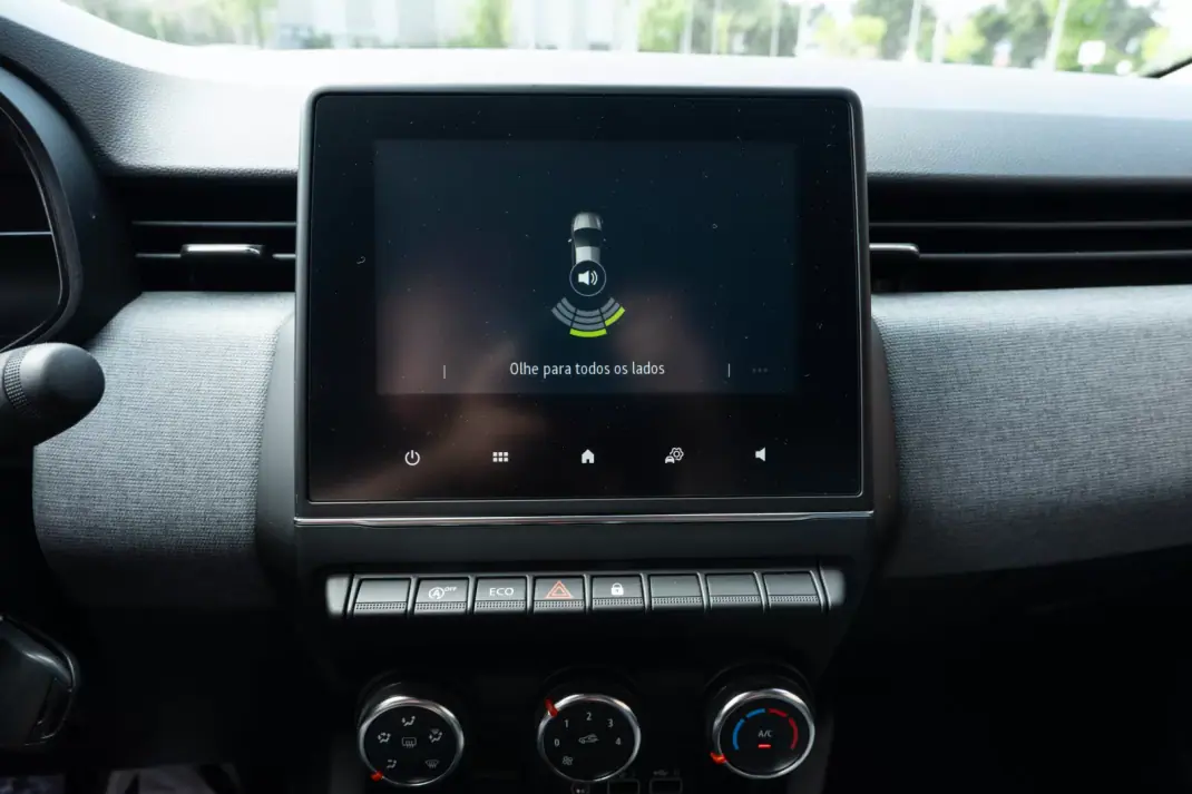 Renault Clio 2024 - 16950 EUR, 38060 km - AUTO.MOTO.pt - 38060km - foto 14 de 16