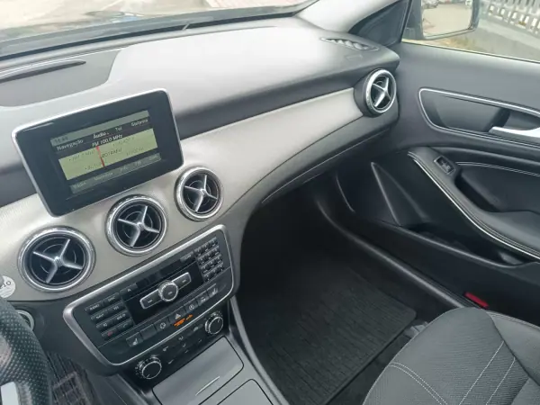 Mercedes-Benz GLA 180 2015 - 22500 EUR, 120000 km - AUTO.MOTO.pt - 120000km - foto 26 de 28