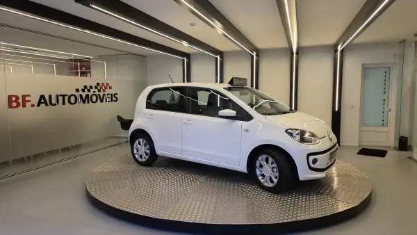 Volkswagen Cross Up! 2013 - 7750 EUR, 154338 km - AUTO.MOTO.pt - 154338km - foto 9 de 47