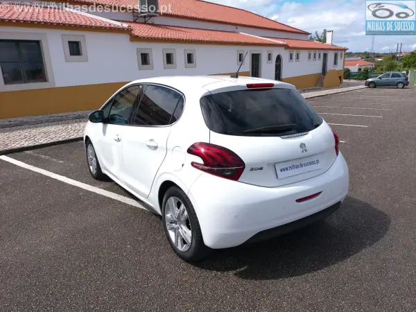 Peugeot 208 2019 - 12250 EUR, 136000 km - AUTO.MOTO.pt - 136000km - foto 8 de 23