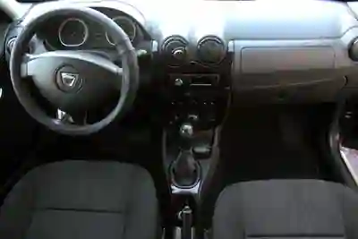 Dacia Duster 2010 - 6250 EUR, 155000 km - AUTO.MOTO.pt - 155000km - foto 10 de 24