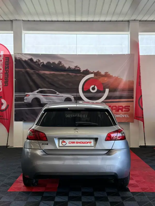 Peugeot 308 2018 - 10900 EUR, 132000 km - AUTO.MOTO.pt - 132000km - foto 4 de 8