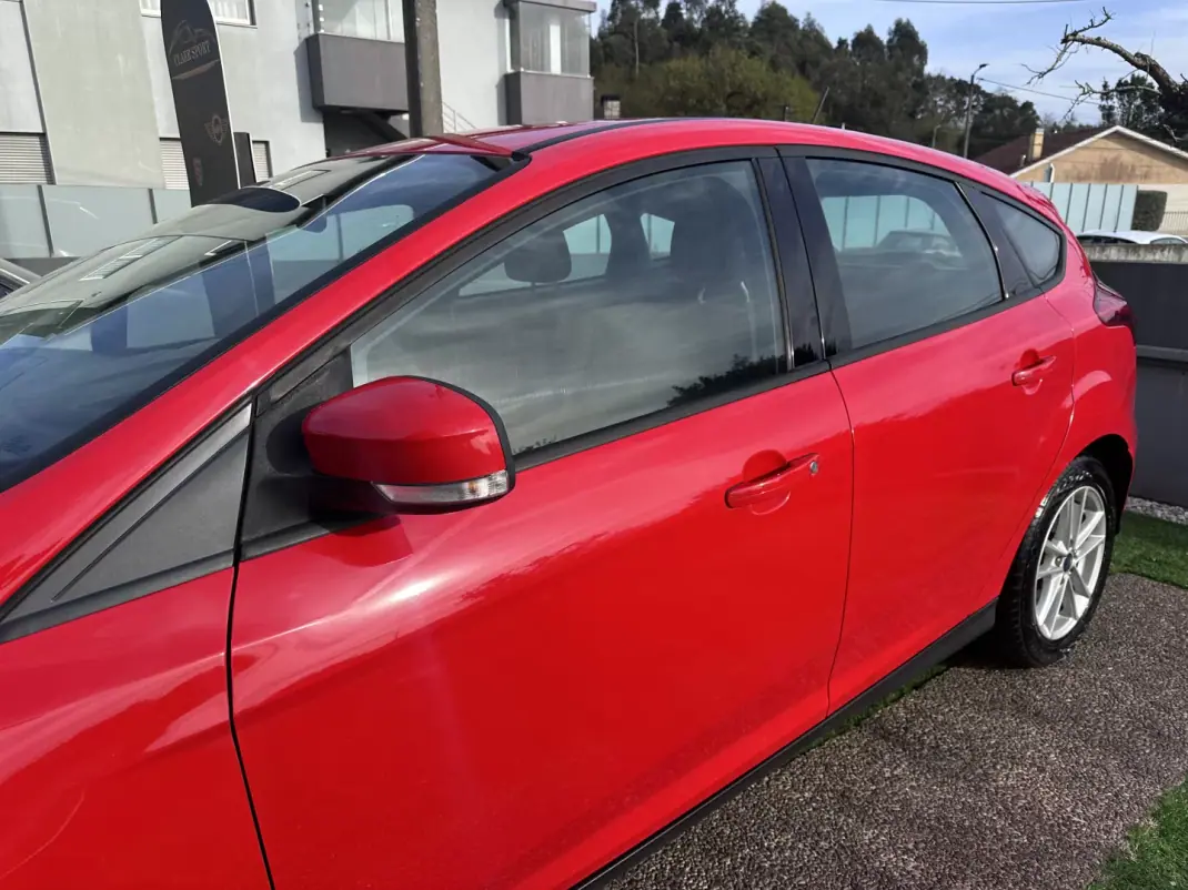 Ford Focus 2017 - 9900 EUR, 190000 km - AUTO.MOTO.pt - 190000km - foto 18 de 50