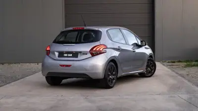 Peugeot 208 2019 - 9999 EUR, 106000 km - AUTO.MOTO.pt - 106000km - foto 5 de 20