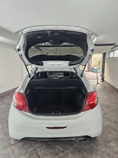Peugeot 208 2015 - 16650 EUR, 121757 km - AUTO.MOTO.pt - 121757km - foto 37 de 38